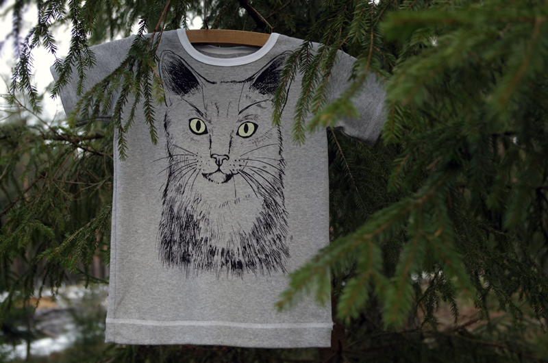 Kaķis, mežs, T krekls.